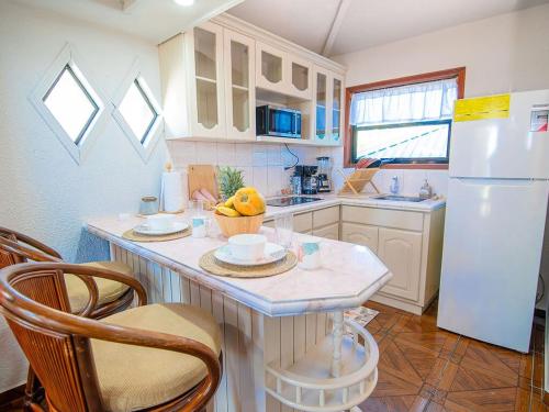 Una cocina o kitchenette en Cozy Room Sleeps2with a small sofabed Shared Pool Walk2 Beach