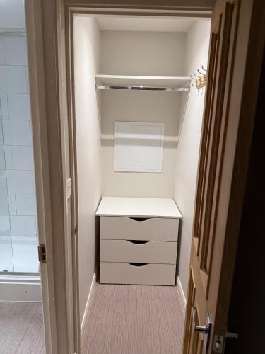 Imagine din galeria proprietății Cosy 1 bedroom Studio Retreat 5 Minutes from Gatwick Airport în Horley