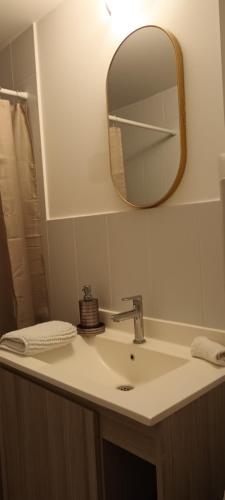 Ένα μπάνιο στο Loft vista 23 zona 10 parqueo balcón gym