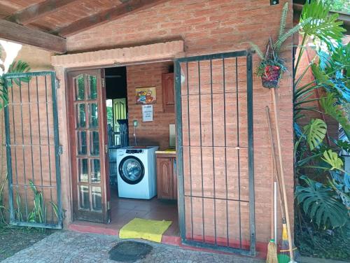 een voordeur van een huis met een wasmachine bij Quinta La Nubia in Paso de la Patria