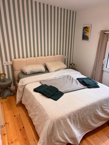 a bedroom with a bed with two towels on it at Superbe T3 lumineux à louer à Bidart, proche océan et centre ville in Bidart