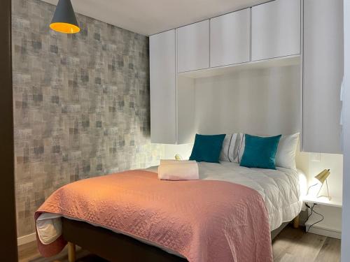 Una cama o camas en una habitación de The Gem of Seixal