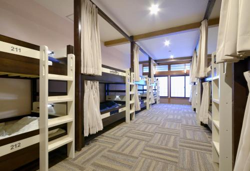 ZEN Hostel emeletes ágyai egy szobában