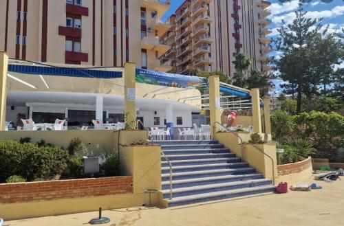 un gruppo di scale di fronte a un edificio di Minerva 518- Garden View a Benalmádena