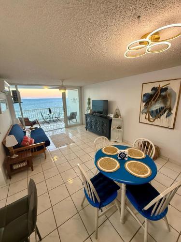 Ruang duduk di Luquillo Ocean View Paradise
