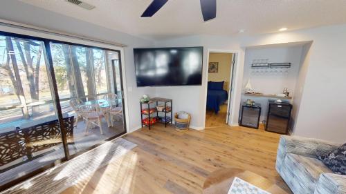 Μια τηλεόραση ή/και κέντρο ψυχαγωγίας στο River Creek 1 Unit 303