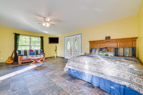 Un pat sau paturi într-o cameră la 1 Mi to Historic Dtwn Sanford! Pet-Friendly Unit