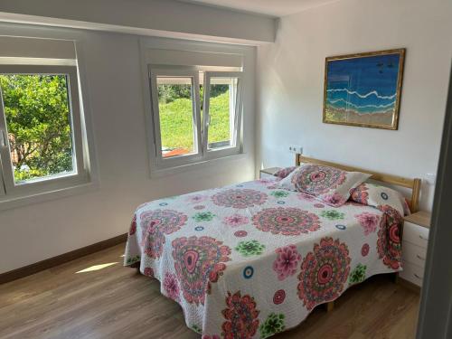 una camera da letto con un letto e due finestre di Casa Carmen e do Hilario a Ponte Do Porto