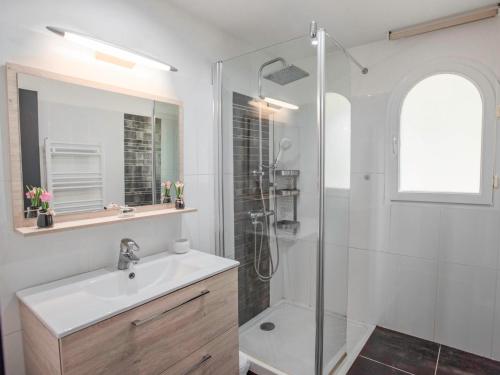 Un baño blanco con lavabo y ducha en Lena, en Bargemon