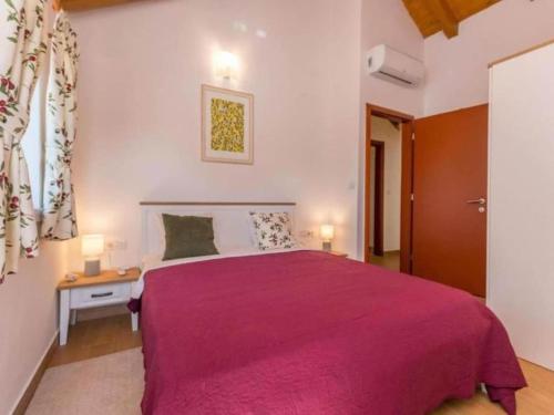 Postel nebo postele na pokoji v ubytování The Grandfather Villa Heated Pool Retreat