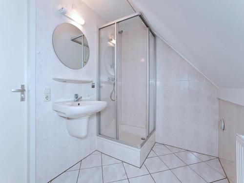 un baño con ducha y lavabo en Charming forest house surrounded by a garden, en Heel