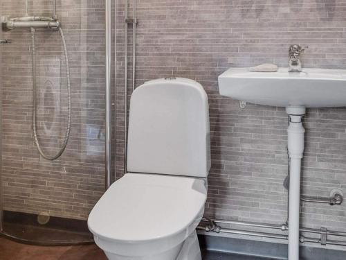 Köpmannebro5 person holiday home in KÖPMANNEBRO的浴室里有白色马桶和洗手池