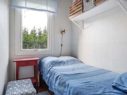 Köpmannebro5 person holiday home in KÖPMANNEBRO的一间带床和窗户的小卧室