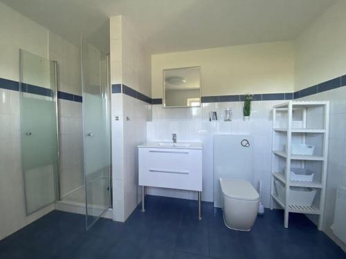 WildbergHoliday house in Wildberg with 1 bedroom的带水槽和马桶的白色浴室