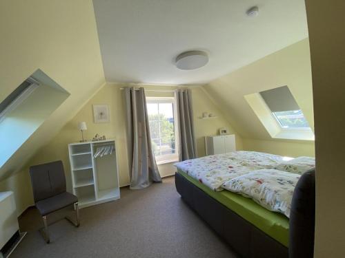 WildbergHoliday house in Wildberg with 1 bedroom的一间卧室，配有一张床、一张书桌和一扇窗户