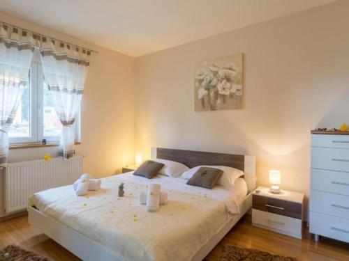 Giường trong phòng chung tại Six Bedroom Holiday House With Pool