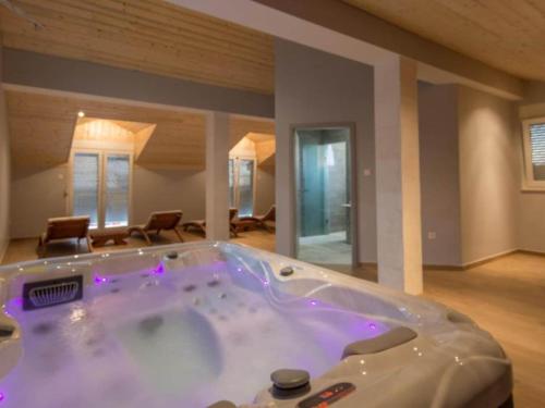 Ảnh trong thư viện ảnh của Six Bedroom Holiday House With Pool ở Lisičići