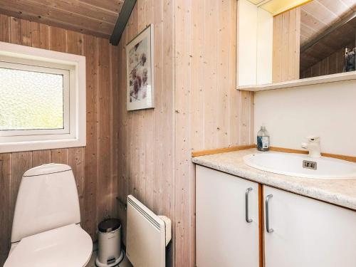 Smidstrup5 star holiday home in Gilleleje的带马桶和水槽的浴室