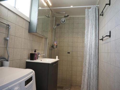Tanum4 person holiday home in Tanumshede的带浴帘和水槽的浴室