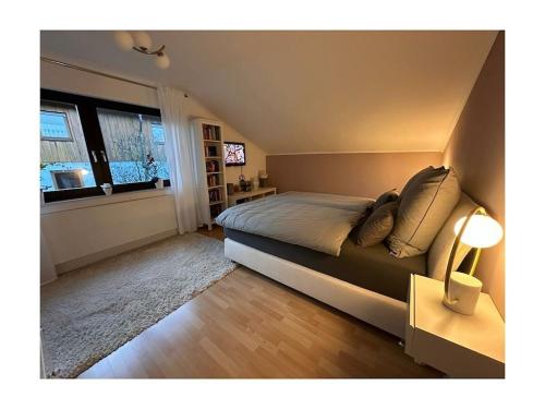 una camera da letto con un letto e una finestra di Am Wäldchen 8 Comfortable holiday residence a Vöhl