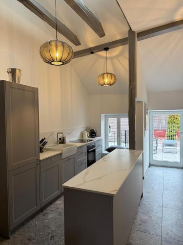 Una cocina grande con gabinetes blancos y encimera. en Townhouse Mayfair Style im Weinstrassen Hotspot Deidesheim, en Deidesheim