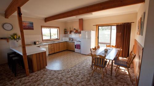 伯马吉Beares Beach House - 7 Mill Street- Large, central的厨房兼餐厅，配有桌椅