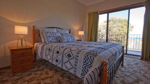 伯马吉Beares Beach House - 7 Mill Street- Large, central的一间卧室，里面有一张床和一扇大窗户。