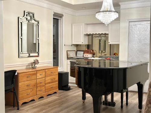 里士满Two Bedrooms for up to Four Guests的一间厨房,里面配有黑钢琴