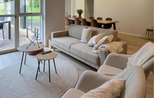 uma sala de estar com um sofá e uma mesa em Lovely Home In Ebeltoft em Femmøller