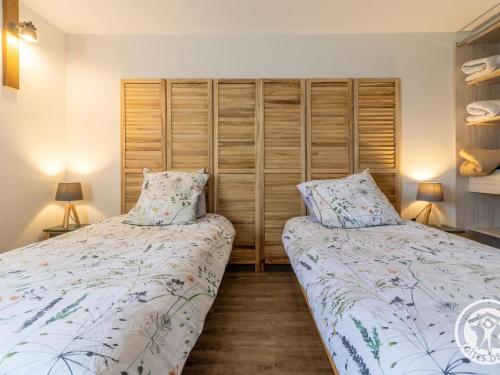 VihiersGîte moderne avec piscine en Anjou, proche Saumur et Cholet, idéal pour familles et groupes - FR-1-622-30的卧室里有两张并排的床