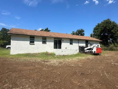 una casa bianca con un camion parcheggiato di fronte. di The Relaxed Place 