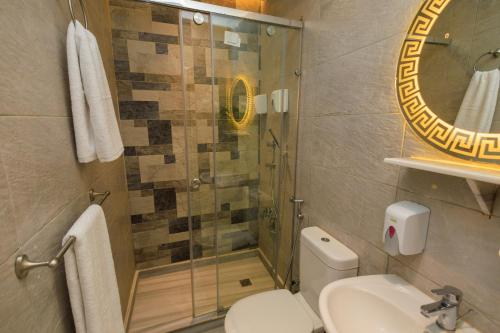 カイロにあるThe KMT Collection Hotelのシャワー、トイレ、洗面台を備えたバスルーム