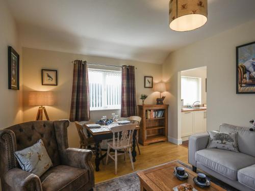 Posezení v ubytování The Old Milking Parlour