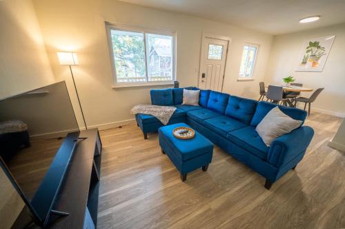 Et opholdsområde på Private Apt Near Downtown & Hospital