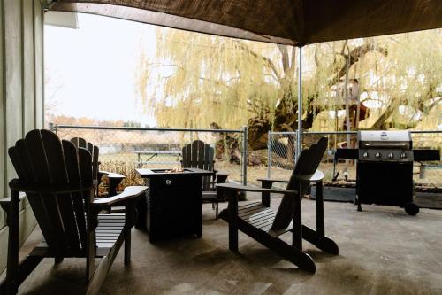 patio con sedie, tavolo e piano cottura di Willow South Cottage a Moscow