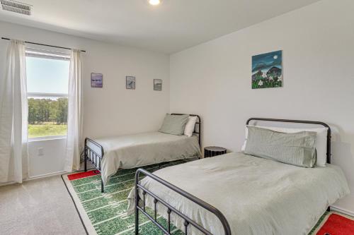 Ένα ή περισσότερα κρεβάτια σε δωμάτιο στο 12 Mi to UT and Downtown Austin Family Home with Yard