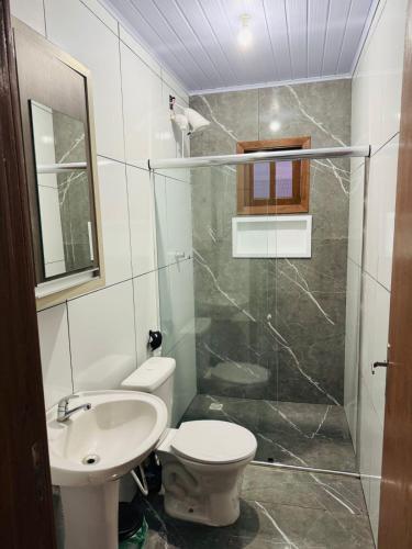 un bagno con wc, lavandino e doccia di Apartamento 2 a Arroio do Silva