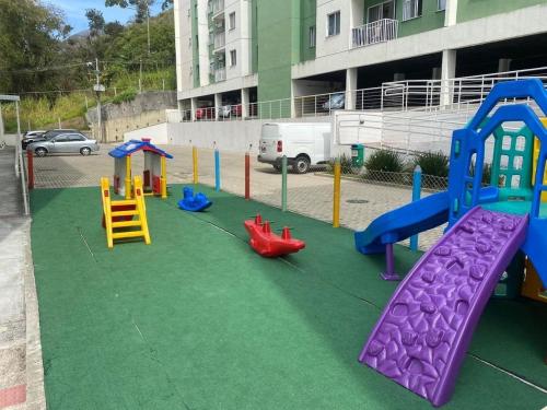 Bom SucessoSerra Stay *Petrópolis*的停车场里有色彩缤纷的游乐设备的游乐场