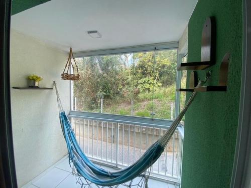 Bom SucessoSerra Stay *Petrópolis*的房间窗户前挂着的吊床