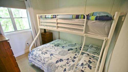 伯马吉Blue Bermi Beach House - 10 Barragoot Street的一间带一张床的房间里有两张双层床