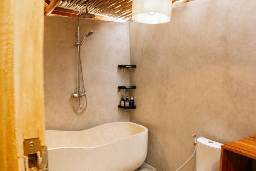 Ένα μπάνιο στο The Good House