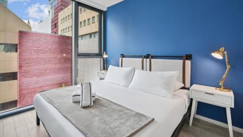 Giường trong phòng chung tại Breezy Stays Luxury Residences - near Kaseya Center