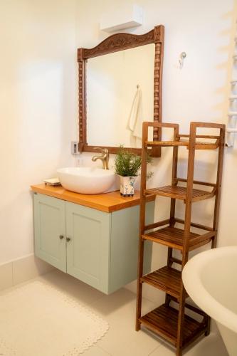 a bathroom with a sink and a mirror at Cabana Pico do Gavião in Andradas