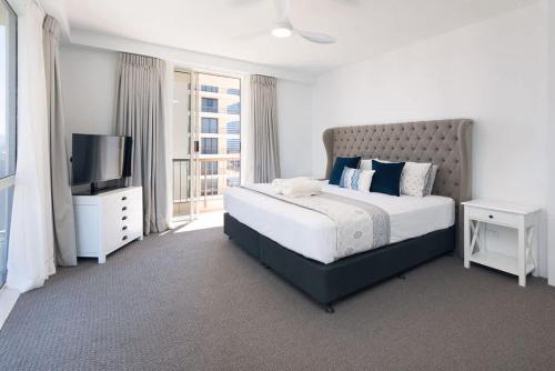 Un pat sau paturi într-o cameră la Allunga Stunning Beach Side Apartment