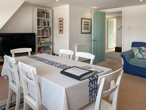 ein Esszimmer mit einem weißen Tisch und Stühlen in der Unterkunft Sandbourne in Bournemouth