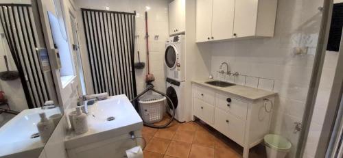 Ένα μπάνιο στο Beecroft Street Retreat - Free Wifi, Linen & Pet Friendly