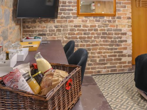 un cesto di cibo su un tavolo in una stanza di The Snug a Y Felinheli