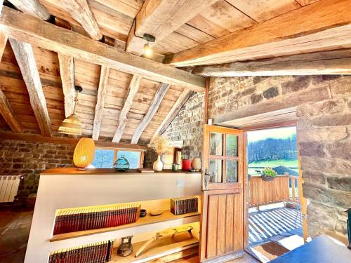 Zimmer mit einer Steinmauer und einer Holzdecke in der Unterkunft Cabaña Los Caballos 