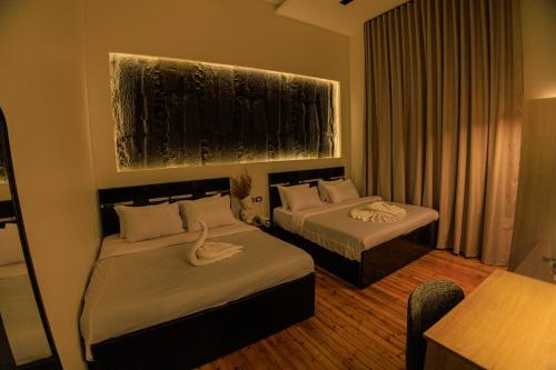 Una habitación de hotel con dos camas con toallas. en The KMT Collection Hotel, en El Cairo