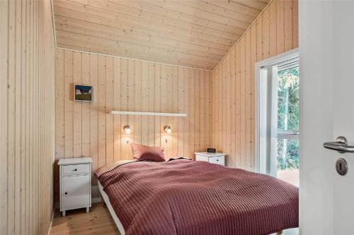 1 dormitorio con 1 cama, 2 mesitas de noche y ventana en HA141-Hals-Gyvelvej-3-B, en Hals